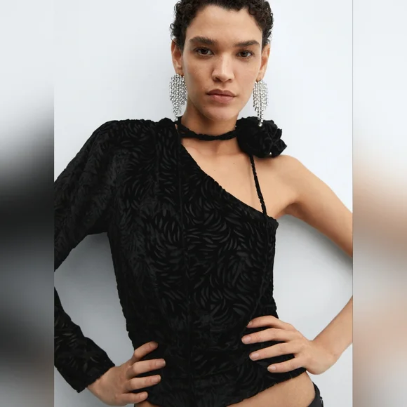 🔥Last 1🔥 MANGO Velvet top with flower - Picture 2 of 4